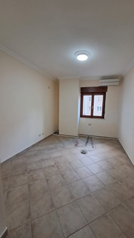 Tirane, jepet me qera Kati 2, 130 m² 700 € (TEK NENTKATESHI)