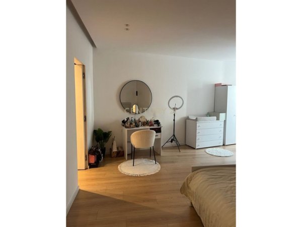Tirane, jepet me qera apartament 2+1 Kati 4, 140 m² 800 € (Liqeni thate)
