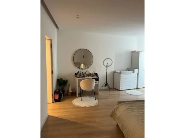 Tirane, jepet me qera apartament 2+1 Kati 4, 140 m² 800 € (Liqeni thate)