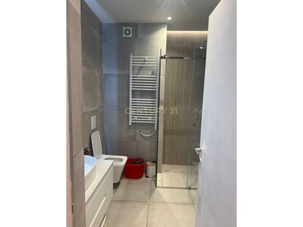 Tirane, jepet me qera apartament 2+1 Kati 4, 140 m² 800 € (Liqeni thate)
