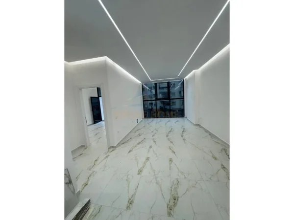 Tirane, jepet me qera ambjent biznesi Kati 1, 72 m² 800 € 