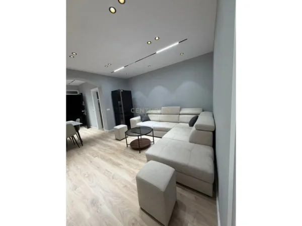 Tirane, jepet me qera apartament 1+1 Kati 1, 45 m² 500 € (Oxhaku)