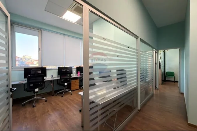 Tirane, jap me qera zyre , 70 m² 800 € (rruga e Kavajes)