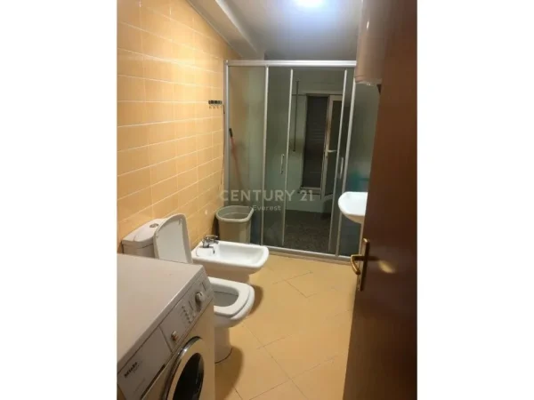 Tirane, jepet me qera apartament 1+1 Kati 6, 110 m² 600 € (Liqeni Thate)