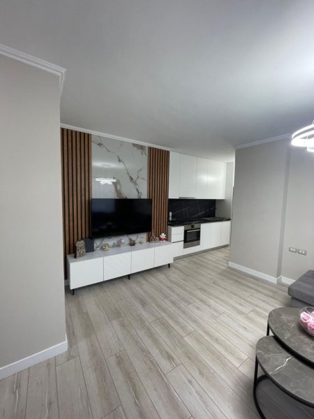 Tirane, jepet me qera apartament 1+1 Kati 4, 