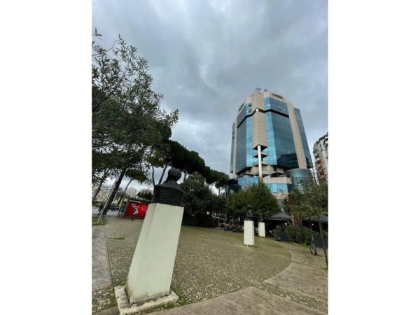 Tirane, jepet me qera ambjent biznesi Kati 2, 29 m² 500 € (Kullat Binjake)