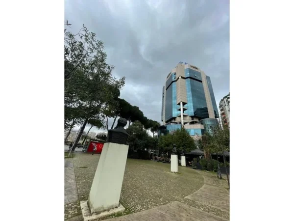 Tirane, jepet me qera ambjent biznesi Kati 2, 29 m² 500 € (Kullat Binjake)