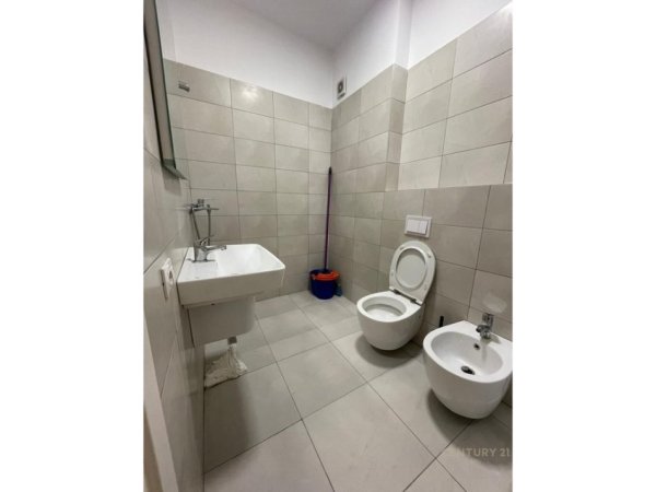 Tirane, jepet me qera apartament 1+1 Kati 7, 62 m² 500 € (ASL)