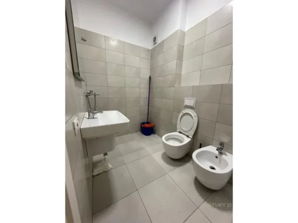 Tirane, jepet me qera apartament 1+1 Kati 7, 62 m² 500 € (ASL)