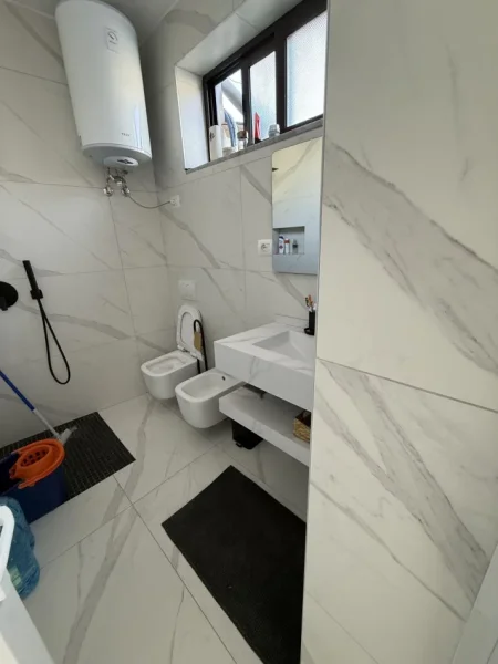 Tirane, jepet me qera Vile 3+1+Ballkon Kati 0, 130 m² 1.000 € 