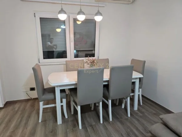 Tirane, jepet me qera apartament 1+1 Kati 4, 59 m² 550 € (Pazari I ri)