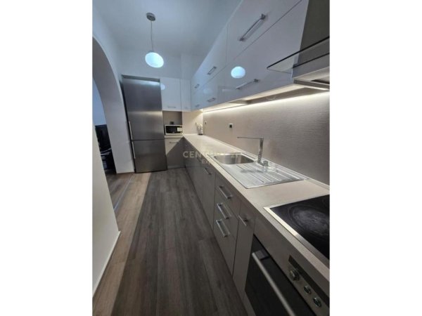Tirane, jepet me qera apartament 1+1 Kati 4, 59 m² 550 € (Pazari I ri)