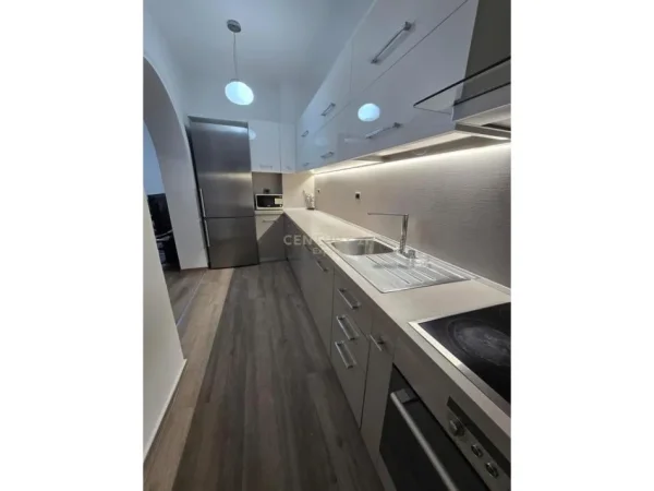 Tirane, jepet me qera apartament duplex 1+1 Kati 4, 65 m² 500 € (Pazari I ri)