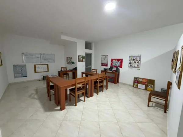Durres, jepet me qera ambjent biznesi Kati 1, 60 m² 300 € (Mbrapa Gjykates, Durres)