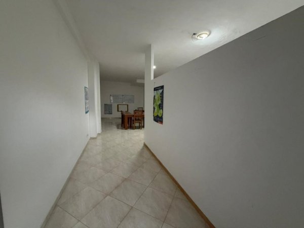 Durres, jepet me qera ambjent biznesi Kati 1, 60 m² 350 € (Mbrapa Gjykates, Durres)