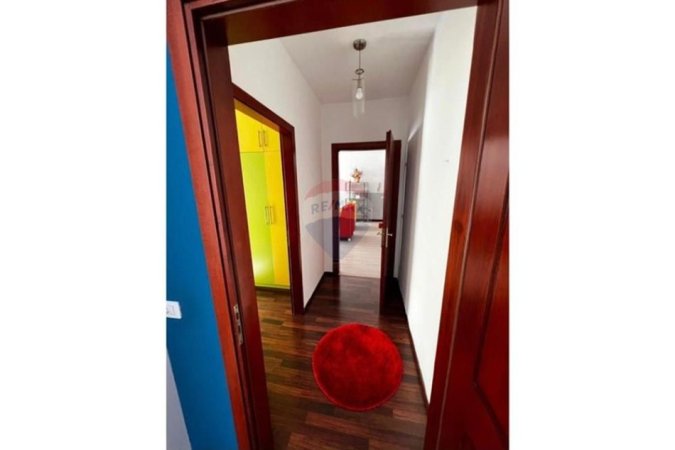 Tirane, jepet me qera apartament 2+1+Ballkon Kati 4, 