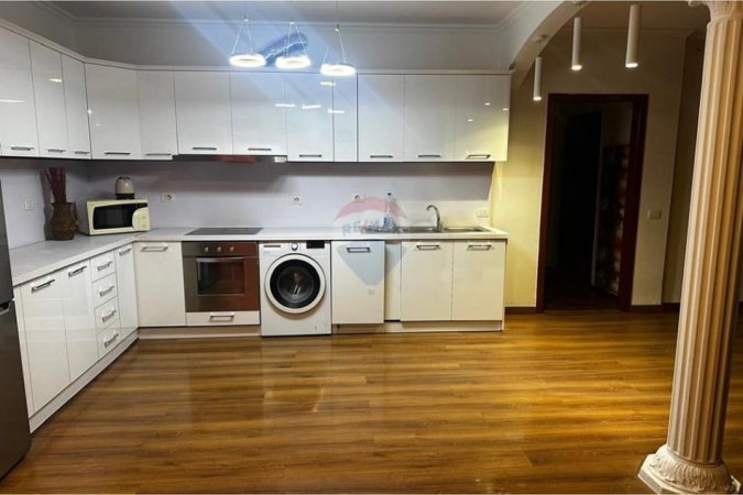 Tirane, jepet me qera apartament 2+1+Ballkon Kati 4, 