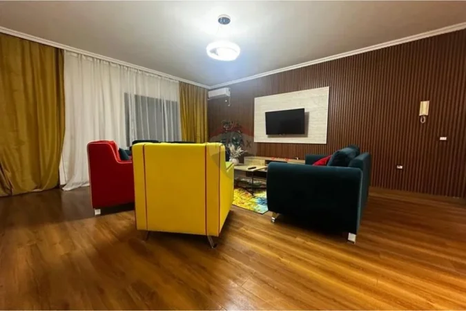 Tirane, jepet me qera apartament 2+1+Ballkon Kati 4, 
