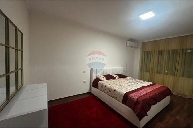 Tirane, jepet me qera apartament 2+1+Ballkon Kati 4, 