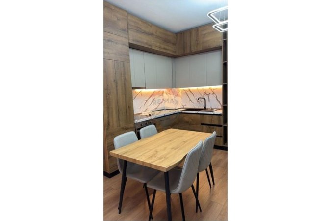 Tirane, jepet me qera apartament 1+1 , 