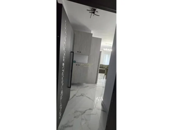 Tirane, jepet me qera apartament 2+1 Kati 3, 83 m² 630 € (Liqeni Thate)