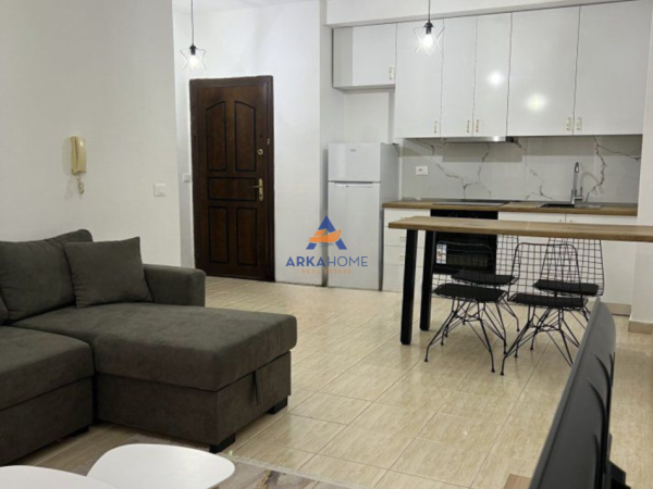 Tirane, jepet me qera apartament duplex 2+1+Ballkon Kati 3, 75 m² 800 € 