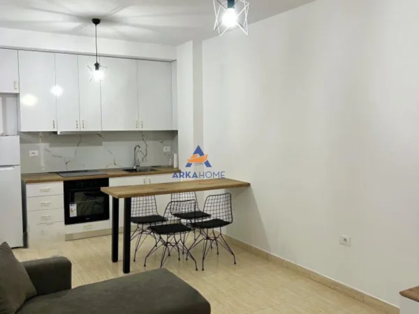 Tirane, jepet me qera apartament duplex 2+1+Ballkon Kati 3, 75 m² 800 € 