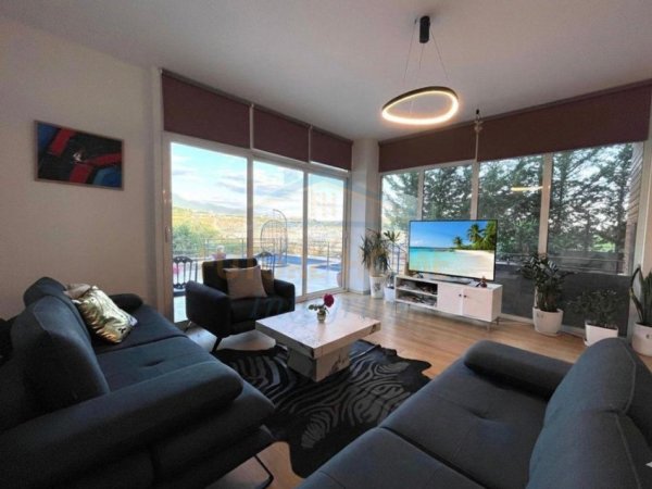 Tirane, jepet me qera Vile 2 Katshe Kati 0, 200 m² 2.000 € (Farkë)