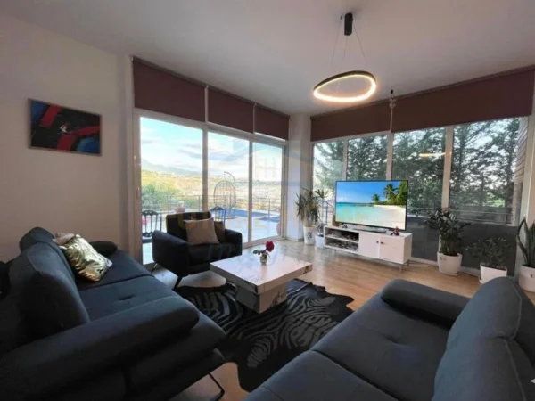 Tirane, jepet me qera Vile 2 Katshe Kati 0, 200 m² 2.000 € (Farkë)