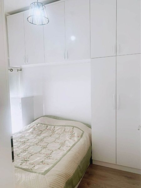 Tirane, jepet me qera apartament 1+1+Ballkon Kati 5, 60 m² 400 € (Ali Demi)