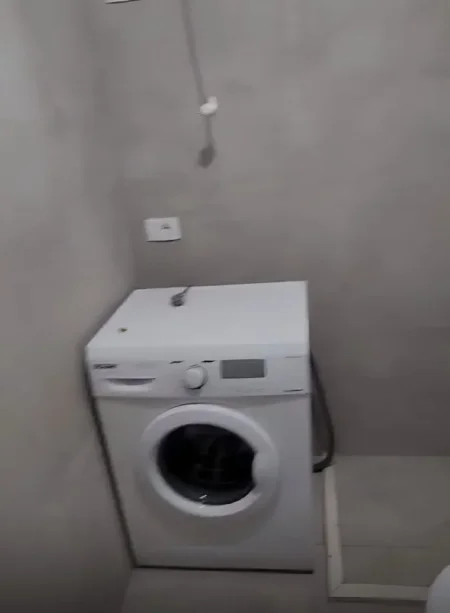 Tirane, jepet me qera apartament 1+1+Ballkon Kati 5, 60 m² 400 € (Ali Demi)