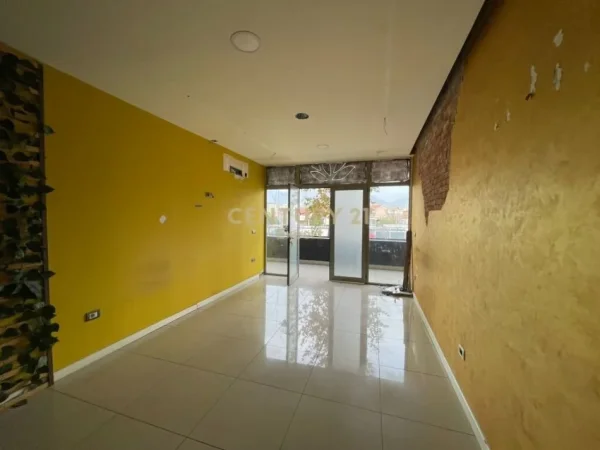 Tirane, jepet me qera ambjent biznesi Kati 1, 107 m² 1.000 € 