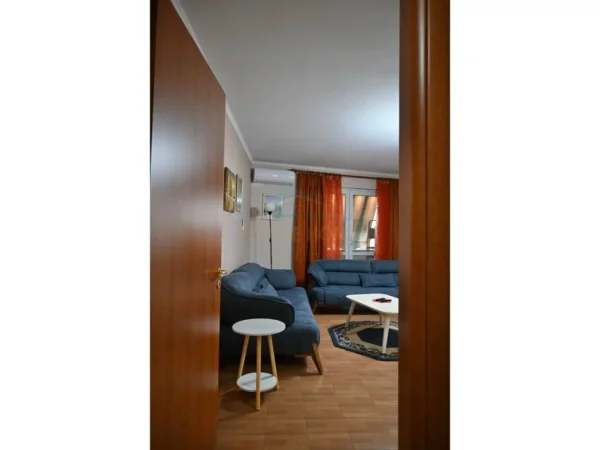 Tirane, jepet me qera apartament 2+1 Kati 3, 105 m² 680 € (rruga e dibres)