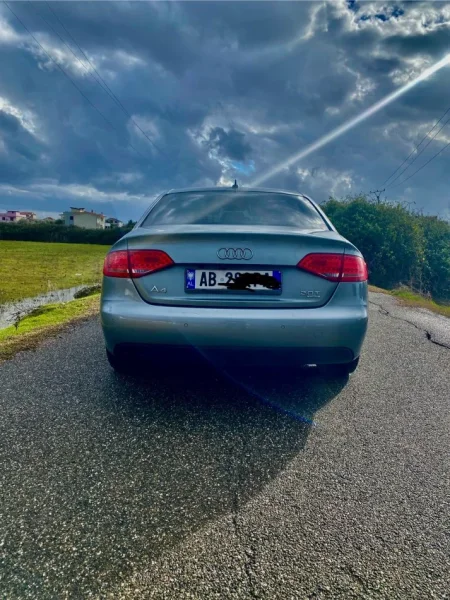 Kavaje, shes makine Audi a4 Benzin, gri metalizato automatik Klima 19.000 km 6.200 €