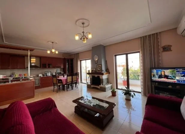 Tirane, jepet me qera Vile 3+1 , 505 m² 900 € kthesa e kamzes