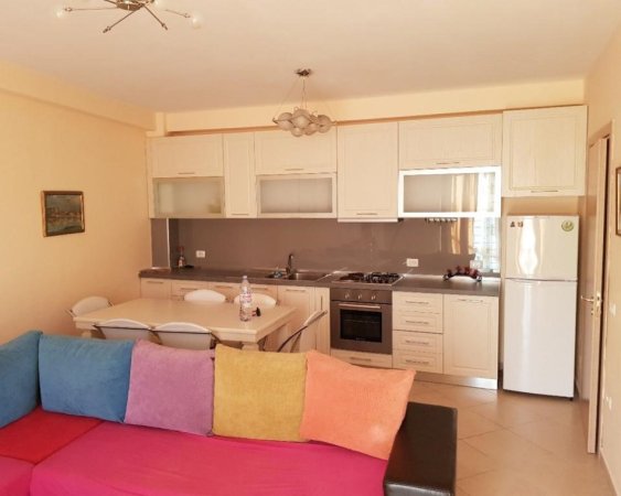 Tirane, jepet me qera apartament 2+1+Aneks+Ballkon Kati 4, 95 m² 700 € (rruga e barrikadave)