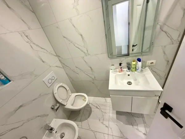 Jepet me qera apartament 1+1 Kati 8, 70 m² 900 € (Rruga e Kosovarëve.)