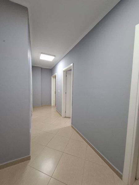 Tirane, jepet me qera ambjent biznesi Kati 1, 95 m² 800 € (qender , sheshi skenderbej)