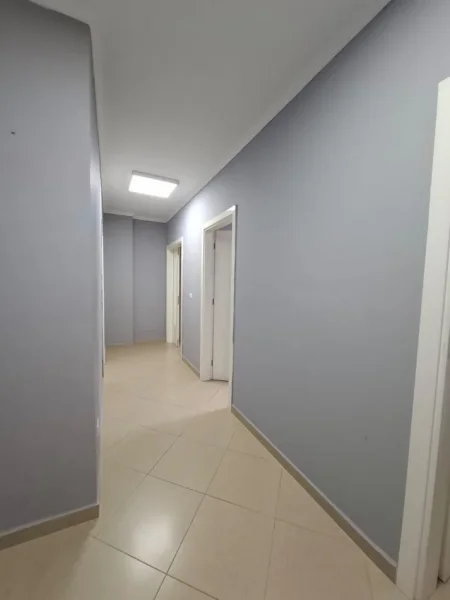 Tirane, jepet me qera ambjent biznesi Kati 1, 95 m² 800 € (qender , sheshi skenderbej)