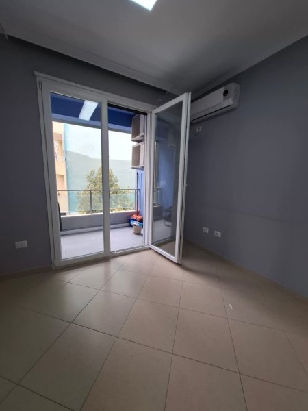 Tirane, jepet me qera zyre Kati 1, 95 m² 800 € (pazari i ri , toptani , rruga e barrikadave)