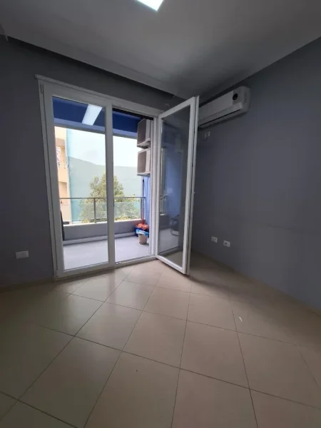 Tirane, jepet me qera zyre Kati 1, 95 m² 800 € (pazari i ri , toptani , rruga e barrikadave)
