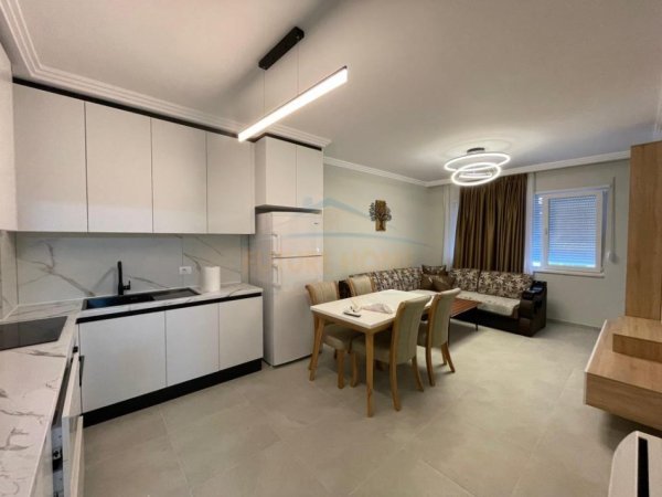 Tirane, jepet me qera apartament 2+1+Post Parkimi,  Kati 6, 96 m² 550 € (Kompleksi Univers City, QTU)