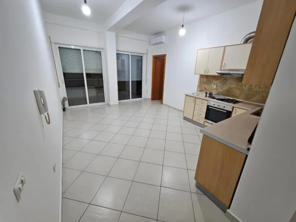 Tirane, jepet me qera apartament 2+1+Ballkon Kati 4, 100 m² 600 € (Liqeni i Thate/Rruga Shyqyri Brari)