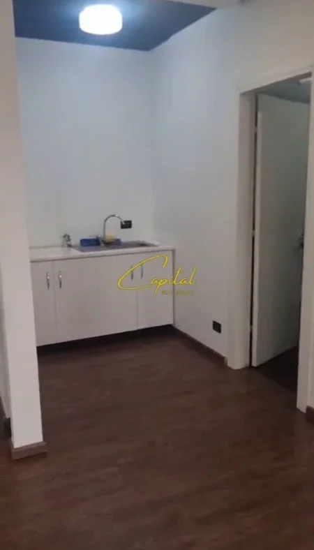 Tirane, jepet me qera zyre Kati 3, 70 m² 700 € (RRUGA E KAVAJES)