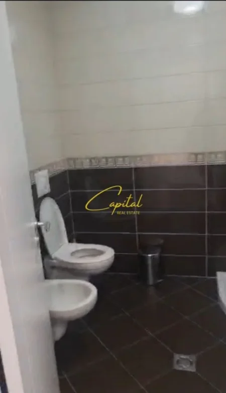 Tirane, jepet me qera zyre Kati 3, 70 m² 700 € (RRUGA E KAVAJES)