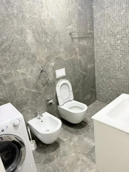 Tirane, jepet me qera apartament 2+1 Kati 5, 650 € 