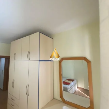 Tirane, jepet me qera apartament 1+1+Ballkon Kati 2, 60 m² 500 € (Rruga Riza Cerova)
