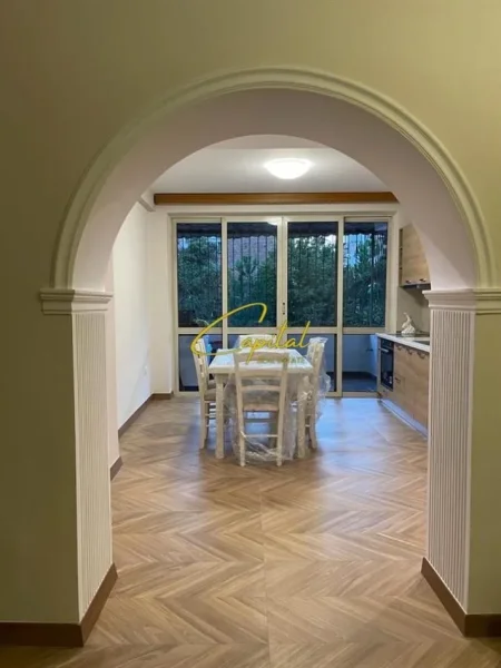 Tirane, jepet me qera apartament 2+1 Kati 1, 120 m² 750 € (21 DHJETORI)