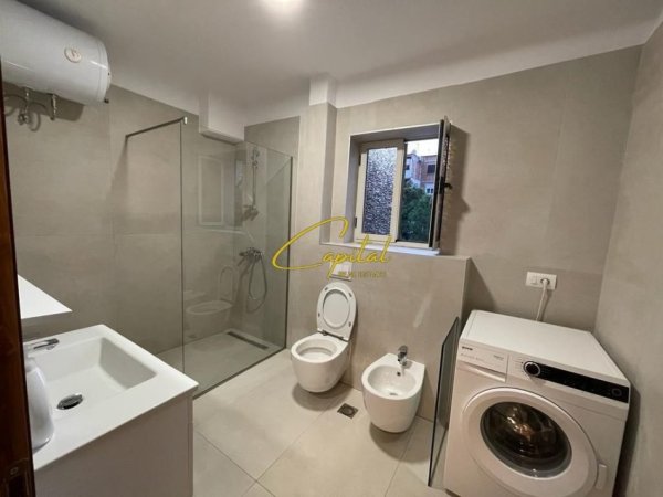Tirane, jepet me qera apartament 2+1 Kati 1, 120 m² 750 € (21 DHJETORI)