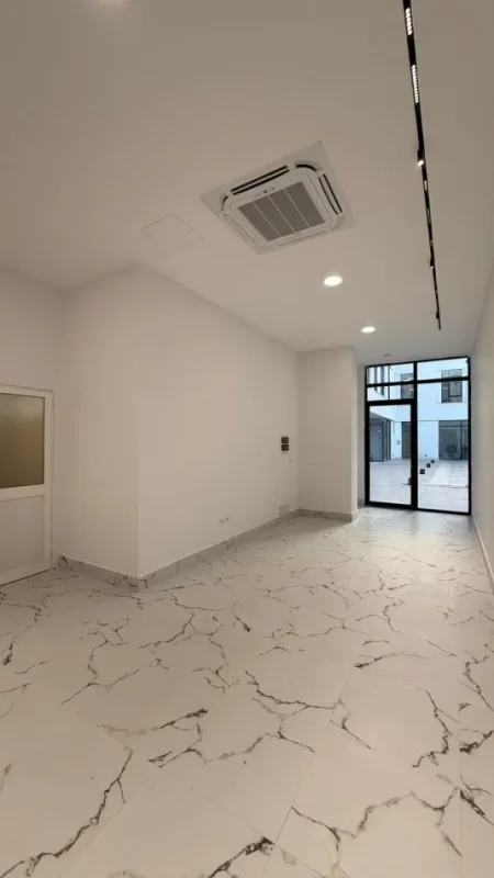 Tirane, jepet me qera dyqan Kati 1, 38 m² 900 € 